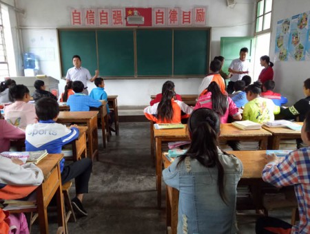 天水廣播電視臺(tái)攜手甘肅建投地產(chǎn) 點(diǎn)燃天水萬名貧困兒童繽紛的夢(mèng)想