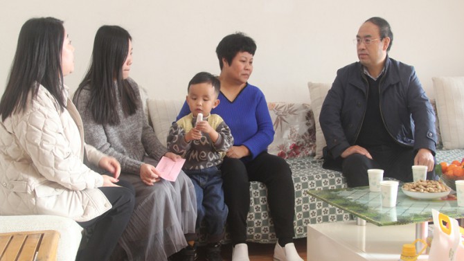 毛宏勇慰問置業(yè)公司困難職工